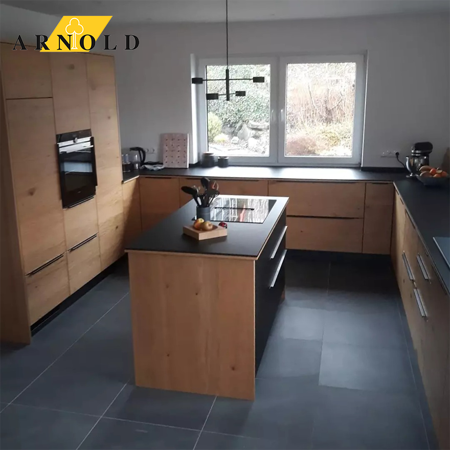 U-förmige Küche aus feinem Holz mit freistehender Theke. Die Arbeitsplatten und Akzente sind in dunklem anthrazit gehalten