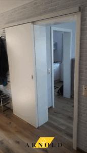 Weiße Innentür zum schieben in einer modernen Wohnung
