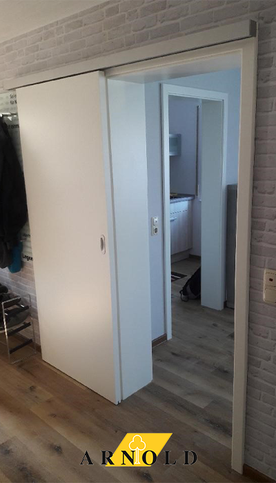 Weiße Innentür zum schieben in einer modernen Wohnung